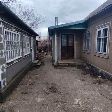 Дом по центральной улице.