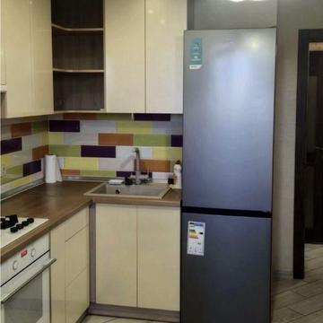 Панянка 65 Поділ гарний стан парковка у дворі