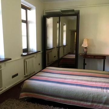 Петропавлівська вул., 1