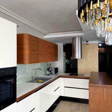 Оренда дворівневої квартири з панорамними вікнами — як приватний будинок у місті