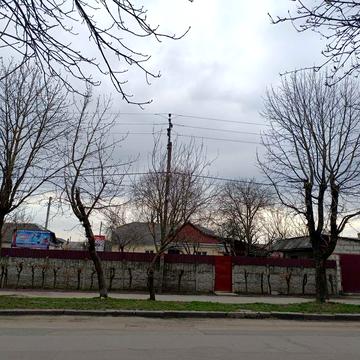 Пів будинку, ділянка з фасадом 25 м., під комерційну діяльність.