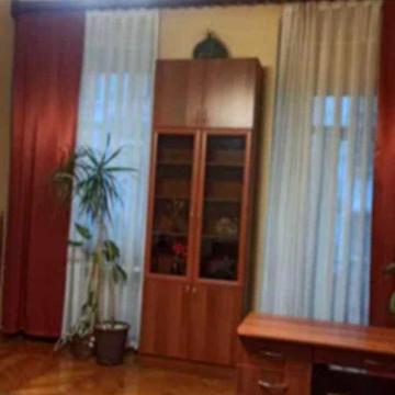 Продам 4-комнатную квартиру в центре города — простор и комфорт в престижной локации.