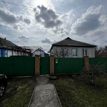 Продам житловий будинок в Драбові , Золотоніського району . Будинок розташований у тихому та зручному місці