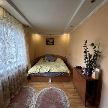 2 кімнатна на ПРОСПЕКТІ НЕЗАЛЕЖНОСТІ 2 поверх.Можна під ЄВІДНОВЛЕННЯ