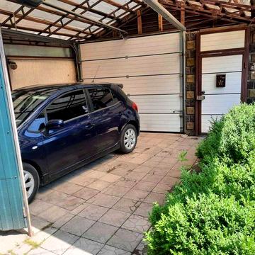 Два будинка з басейном на одній ділянці