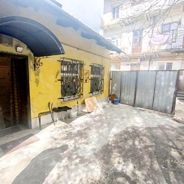 Привокзальна 1к з власним подвірям