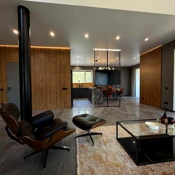 Двоповерховий будинок. 10 км від центру міста.Дизайнерський ремонт.