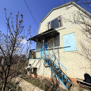 Дача поруч зі ставком