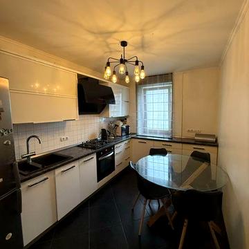 Продаж 3 кімнатної квартири | цегляний будинок | корбутівка