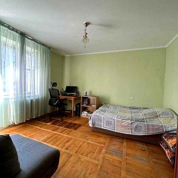 Вільна! вул. Варшавська ближній Центр! (парк 700-річча)