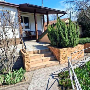 Продаж будинку, 12 соток, 2 окремих входи, тихий центр