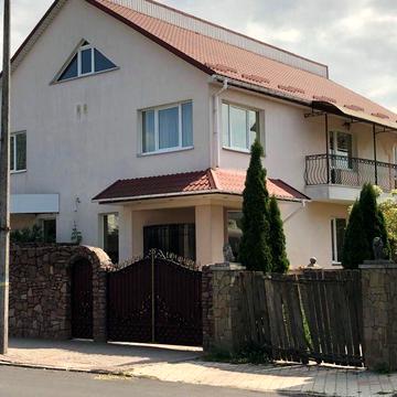 Продаж будинку в Звягелі (центр) — ідеально під житло або бізнес!