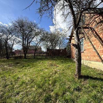 Продається садибний будинок з ділянкою