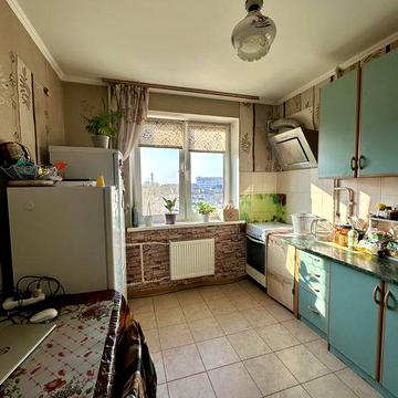 Продаж 2 кімнатної •Центр • Середній поверх• Покращене планування