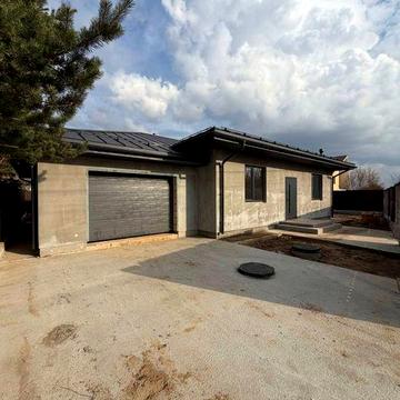 Одноповерховий будинок 135м2 з критою терасою під Києвом. Гатне