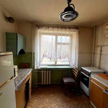 Продаж чешки біля Проміня без ремонту.