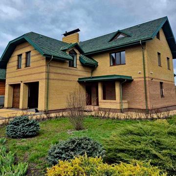 Сучасний будинок з великою ділянкою на березі річки у Миргороді