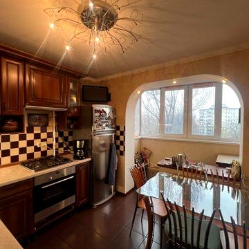 Продам 2--кімнатну квартиру з ремонтом, вул. Соломянська 41 к1. Без комісії.