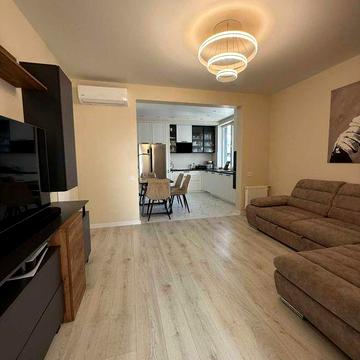 Продам 2-х комнатную квартиру с дизайнерским ремонтом. Две спальни, кухня-гостиная. ЖК Скай Сити