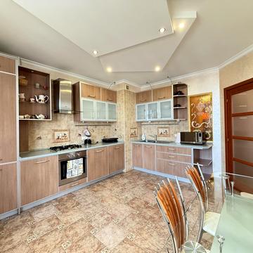 Раїси Окіпної вул., 8