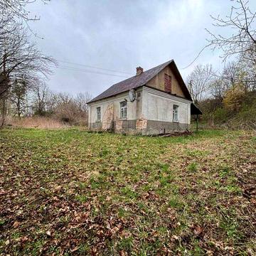 Продаж приватного будинку у м. Острог, з великою ділянкою та унікальним ландшафтом