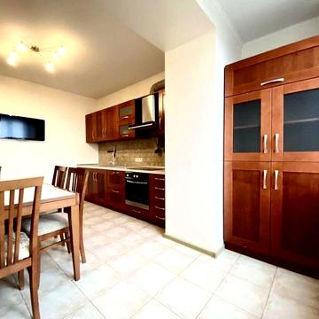 Продається трьокімнатна квартира