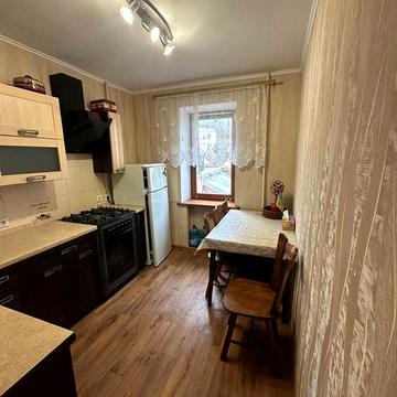 Оренда 2-к квартири. Центр міста (вид з вікна на центральну площу)