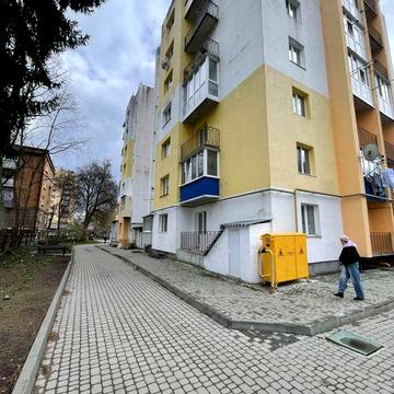 Продам двокімнатну квартиру центр під ремонт