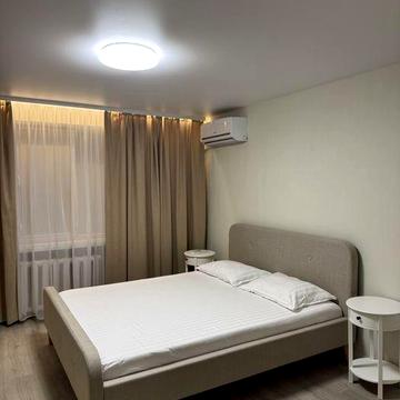 2 кімнатна квартира зі свіжим ремонтом в центрі, на місяць,без комісії