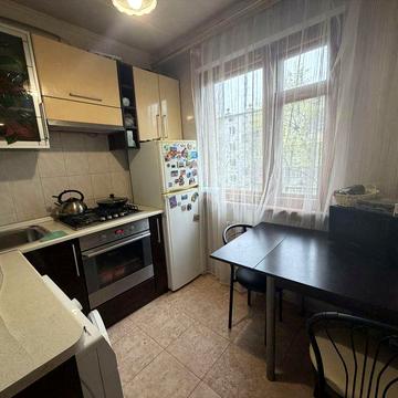 Двухкомнатная квартира на среднем этаже на Черемушках