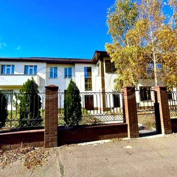 Продаж дворівневої квартири в центрі міста, паркова зона