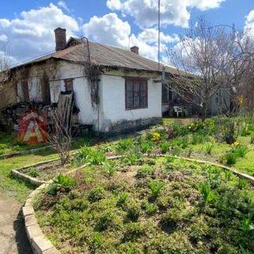 Компактний будинок у центрі Соц.міста з ділянкою та садом