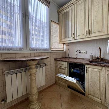 Оренда терміново  просторої кварири вул.Білозіра 10