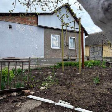 Бажаново, вул.Комишанська продаж готового для заселення будинку, все залишається, новий паркан з воротами і навіс для машин з зручним підʼїздом,7соток