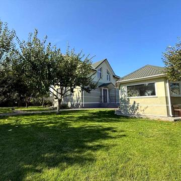 Просторий будинок у Макарові: баня, альтанка, 10 соток землі.