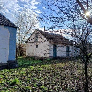 Продам старенький будинок з просторою, рівною ділянкою в с. Леонівка!