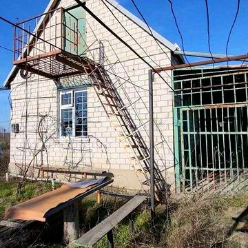 Дачний будинок з участком