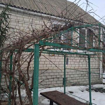 Здаеться окремий домік в с.Лютіж.