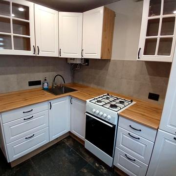 Центр. Світло не вимикають.  Можна на місяць.