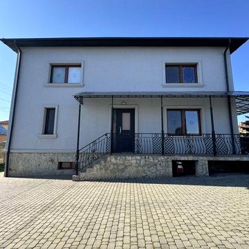 Будинок 180 м2, 10 сотих землі, окремий гараж, магазин, школа, садочок