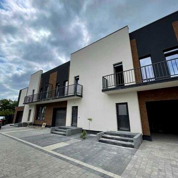 Сучасний таунхаус з великою ділянкою у закритому містечку