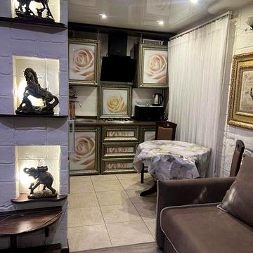 Сдам двух комнатную квартиру . Центр