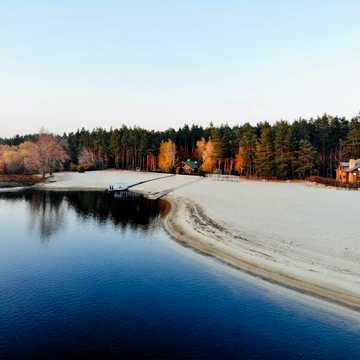 Оренда (помісячна) маєтку 3,8 Га на березі річки, в лісі
