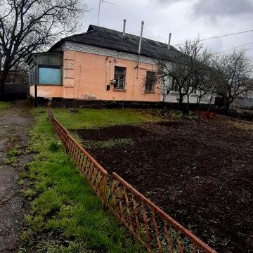 Продам 3-кімнатну квартиру в двосімейному будинку.