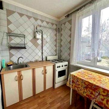 Продам квартиру 2 к. метро Защитников Украины 2 мин улучш.планировки