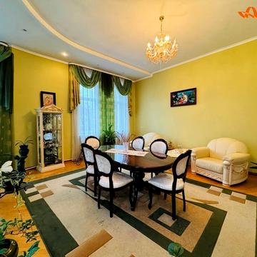 Михайла Грушевського вул., 1