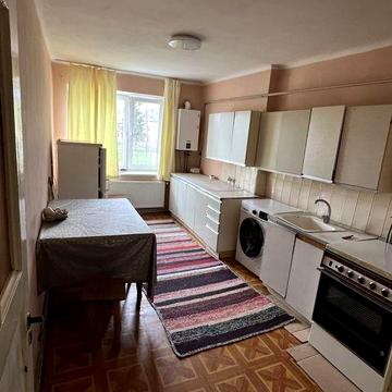 Здається 2-ох кімнатна квартира в Золочеві біля ринку