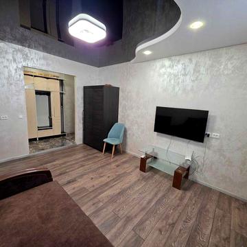 Сдаётся отличная однокомнатная квартира, 96 квартал. От хозяина, евроремонт, центр города, сталинка