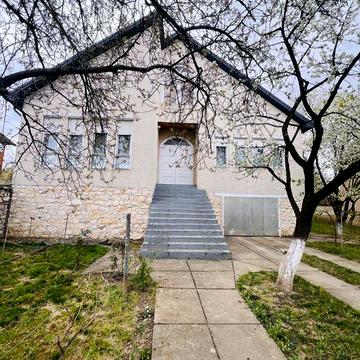 Продаж просторого будинку в м. Берегове  (всього 300 м до термального комплексу «Жайворонок» та 500 м до державного термального басейну)