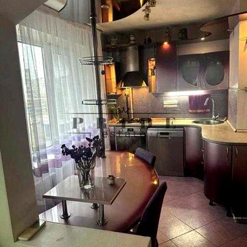 *Трикімнатна квартира. Київ. Правий берег. Оболонський район. Вулиця Героїв Дніпра, 32